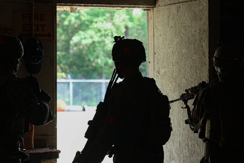 4th MARDIV Marines execute simulated raid during Raven Exercise 6-23