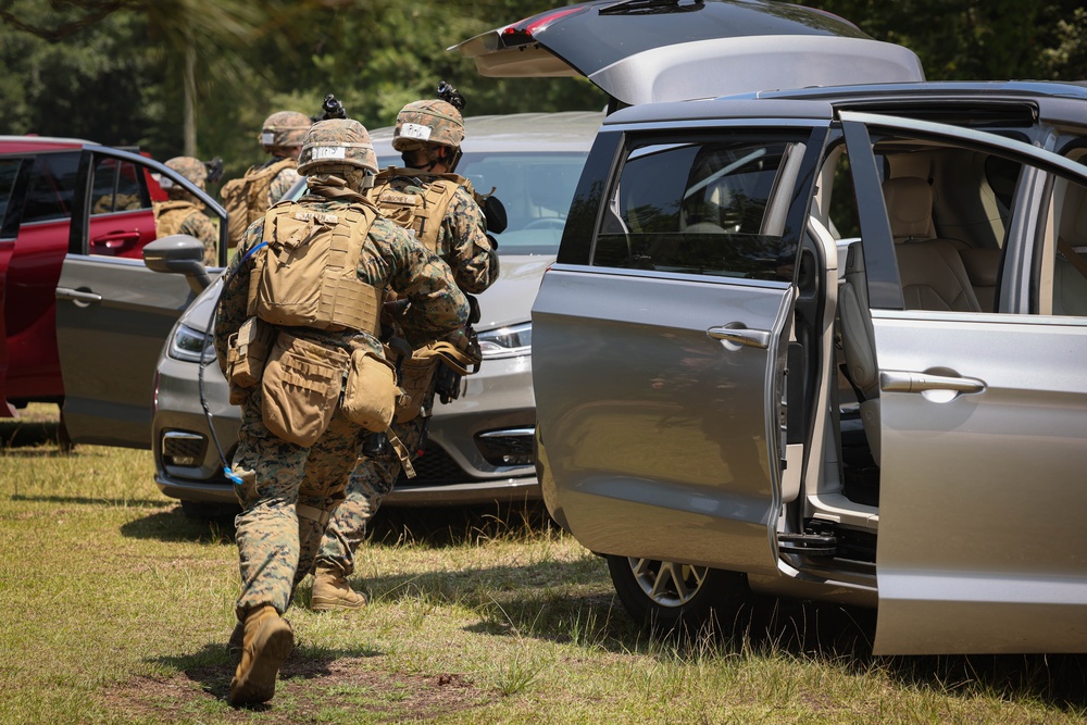 4th MARDIV Marines execute simulated raid during Raven Exercise 6-23