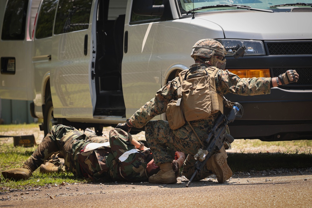 4th MARDIV Marines execute simulated raid during Raven Exercise 6-23