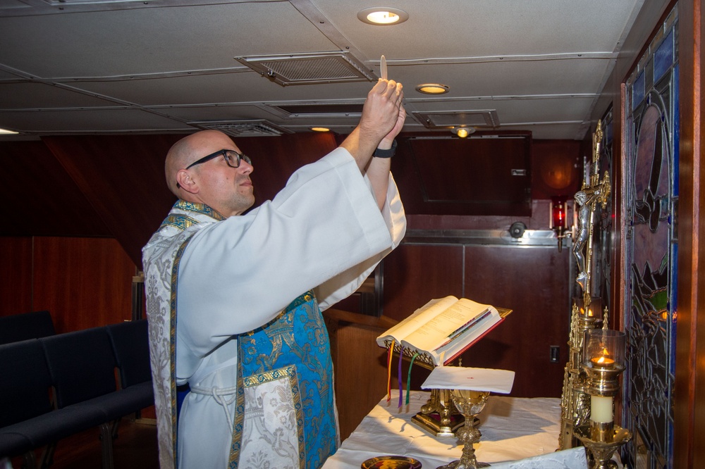 USS Ronald Reagan (CVN 76) holds Catholic Mass