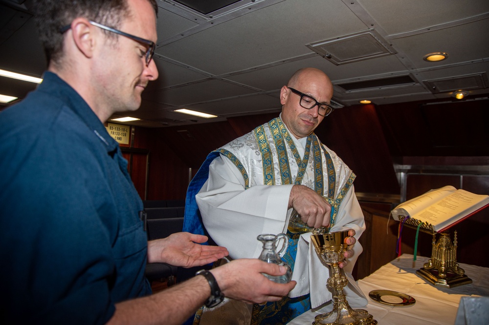 USS Ronald Reagan (CVN 76) holds Catholic Mass