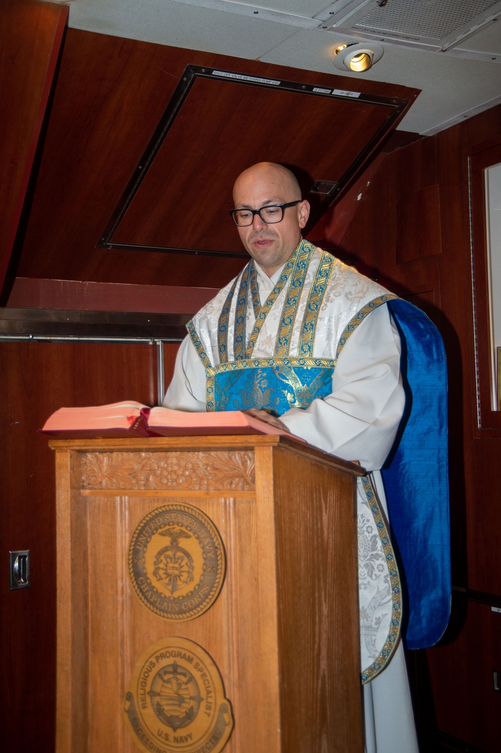 USS Ronald Reagan (CVN 76) holds Catholic Mass