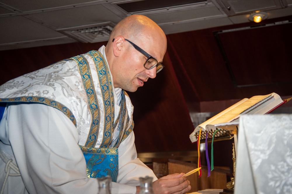 USS Ronald Reagan (CVN 76) holds Catholic Mass