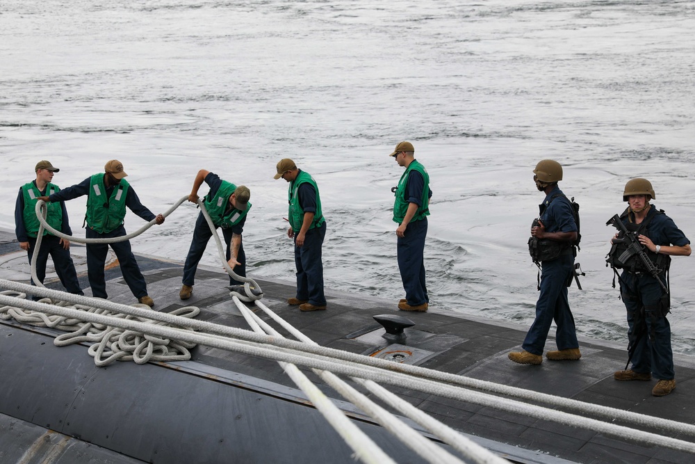 Topeka Departs Fleet Activities Yokosuka