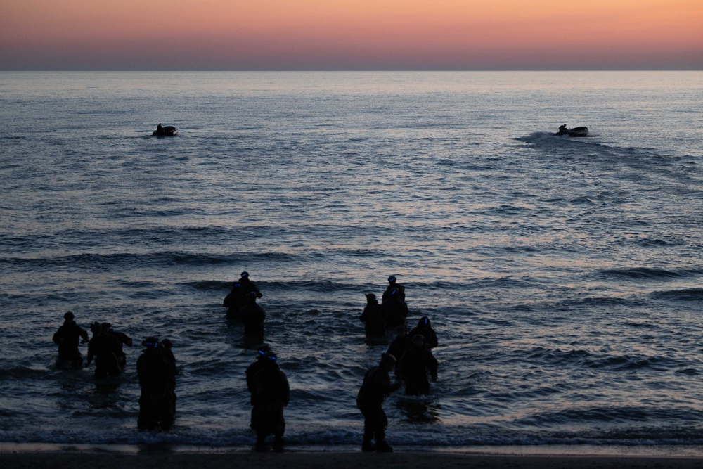 2/6 Golf Company Conducts Surf Exercise