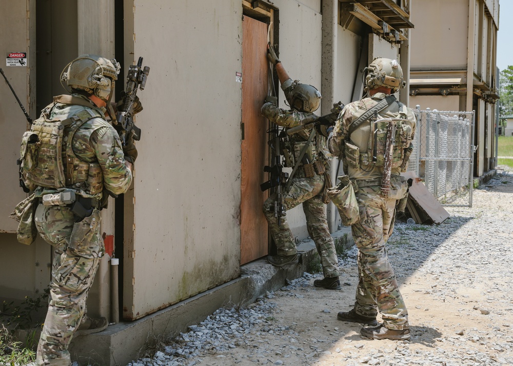 7th Special Forces (Airborne) Demo and live fire