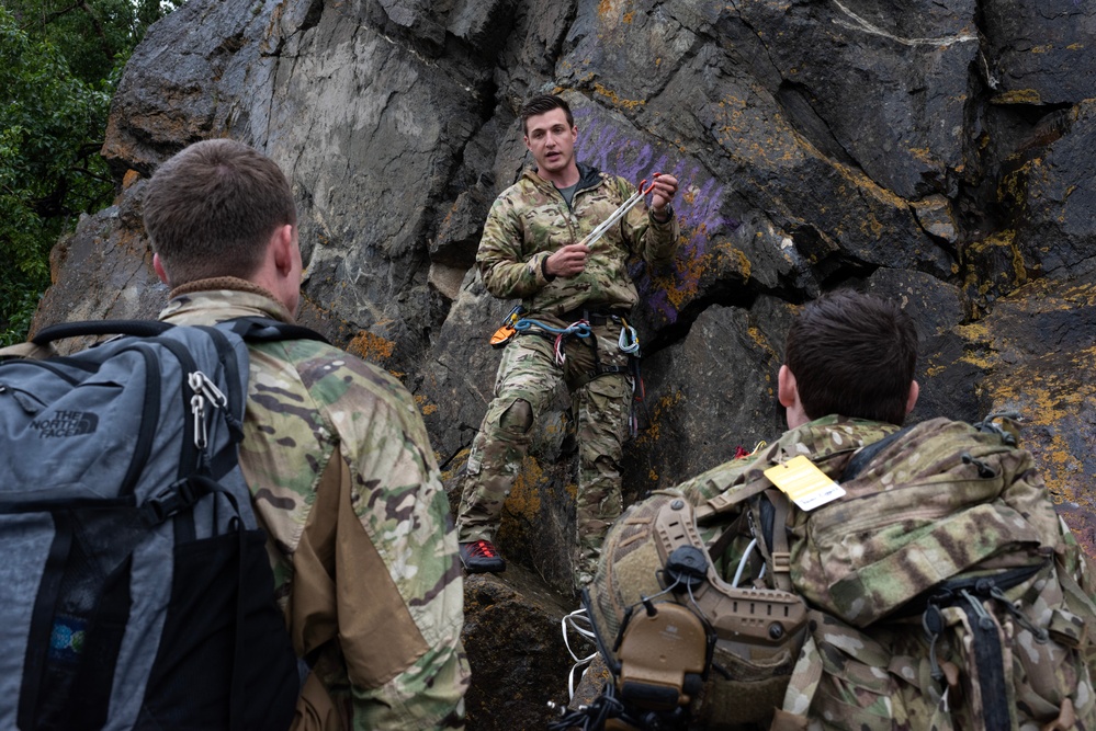 3rd ASOS special warfare Airmen hone mountaineering skills in Alaska