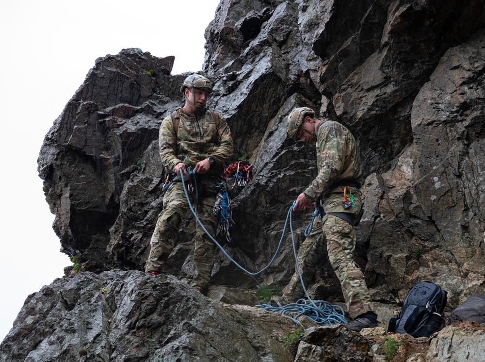 3rd ASOS special warfare Airmen hone mountaineering skills in Alaska