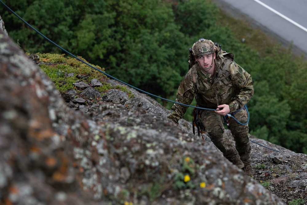 3rd ASOS special warfare Airmen hone mountaineering skills in Alaska