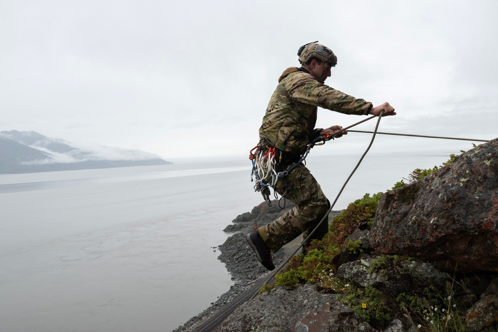 3rd ASOS special warfare Airmen hone mountaineering skills in Alaska