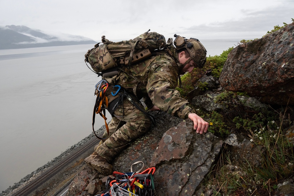 3rd ASOS special warfare Airmen hone mountaineering skills in Alaska