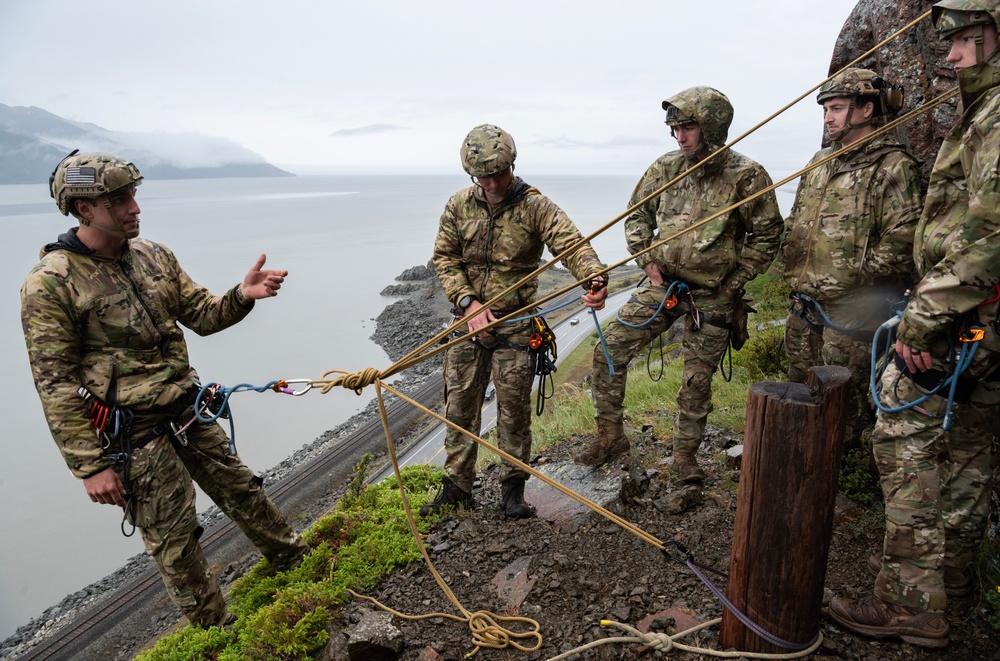 3rd ASOS special warfare Airmen hone mountaineering skills in Alaska