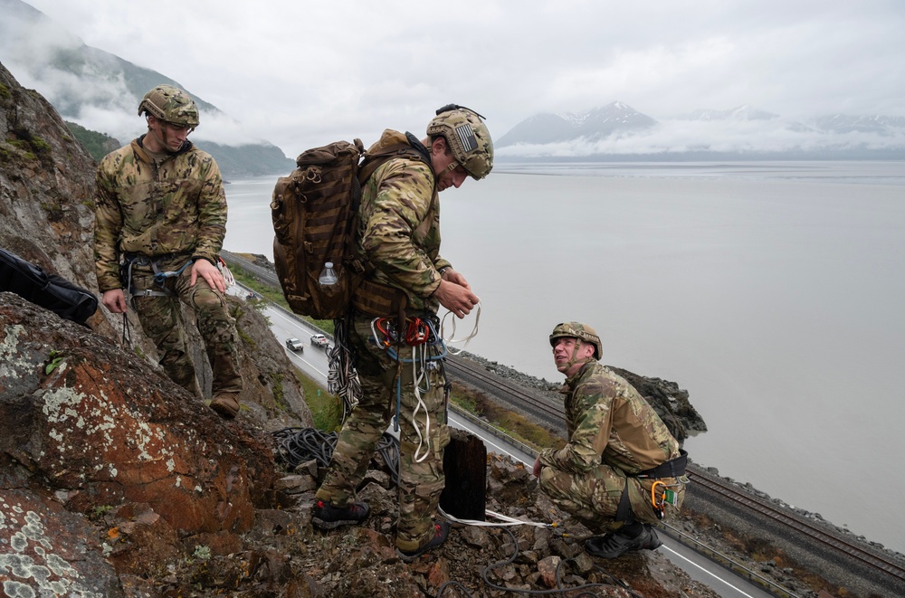 3rd ASOS special warfare Airmen hone mountaineering skills in Alaska