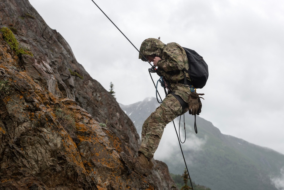 3rd ASOS special warfare Airmen hone mountaineering skills in Alaska