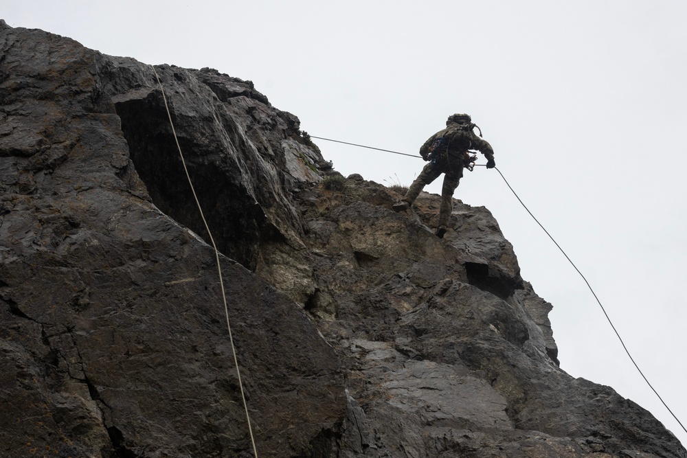 3rd ASOS special warfare Airmen hone mountaineering skills in Alaska