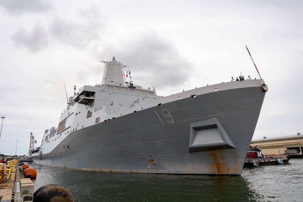 USS Mesa Verde departs on deployment with Bataan ARG