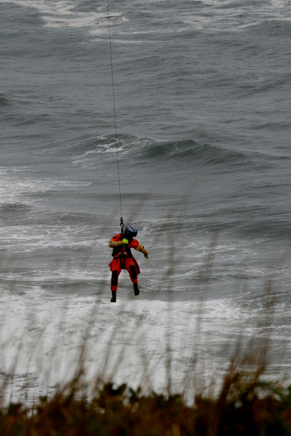 Advanced Helicopter Rescue School conducts training in &quot;Graveyard of the Pacific&quot;