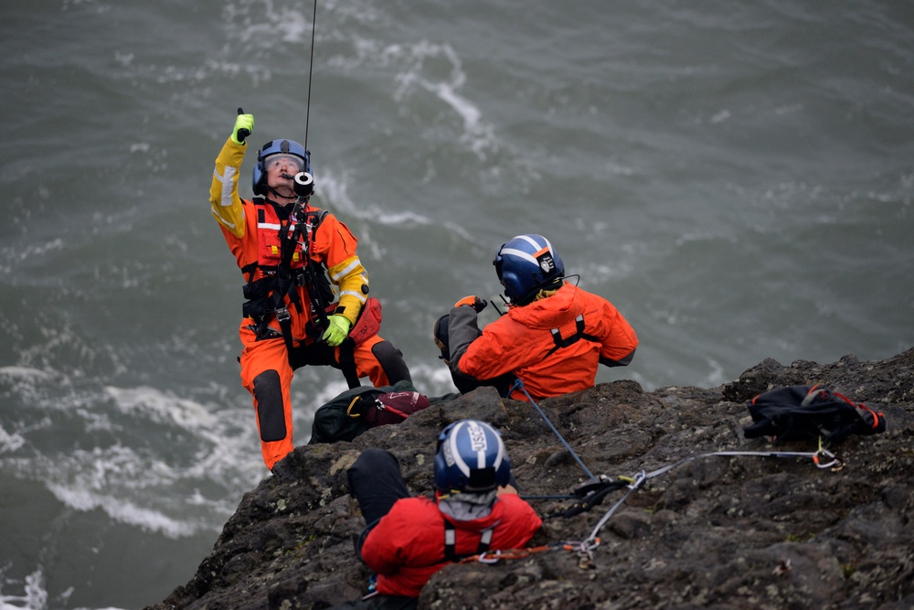 Advanced Helicopter Rescue School conducts training in &quot;Graveyard of the Pacific&quot;