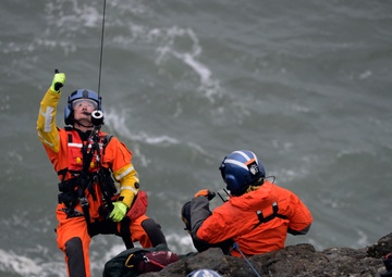 Advanced Helicopter Rescue School conducts training in &quot;Graveyard of the Pacific&quot;