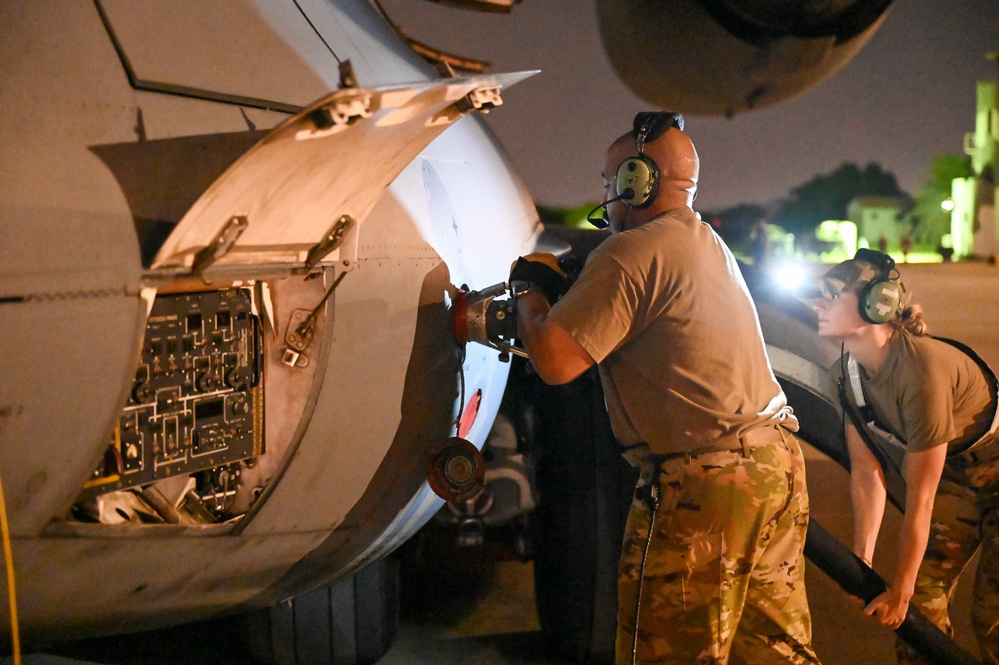 Reservists de-feul C-17 for A-10 operations
