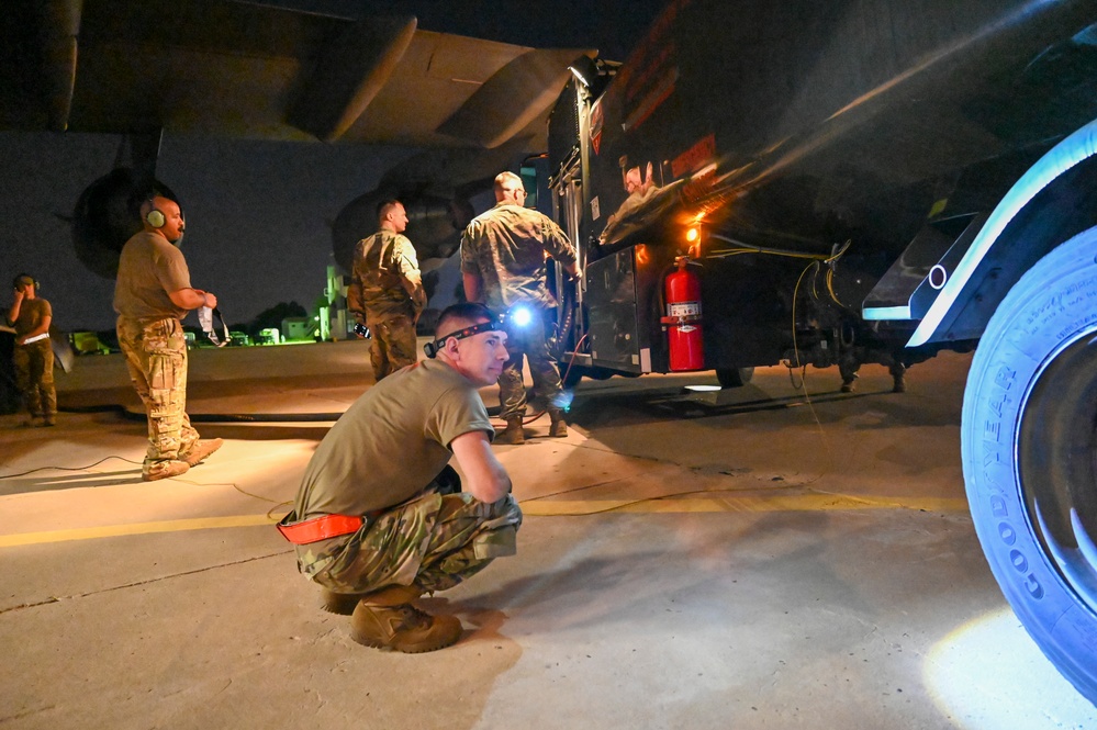 Reservists de-feul C-17 for A-10 operations