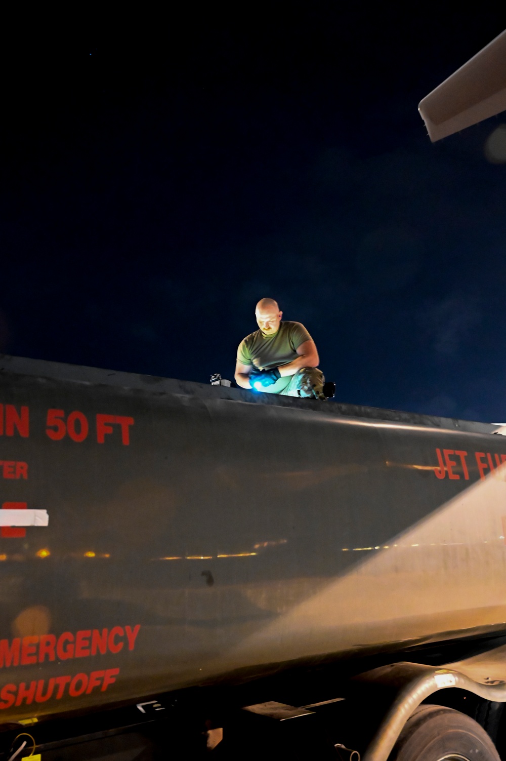 Reservists de-feul C-17 for A-10 operations