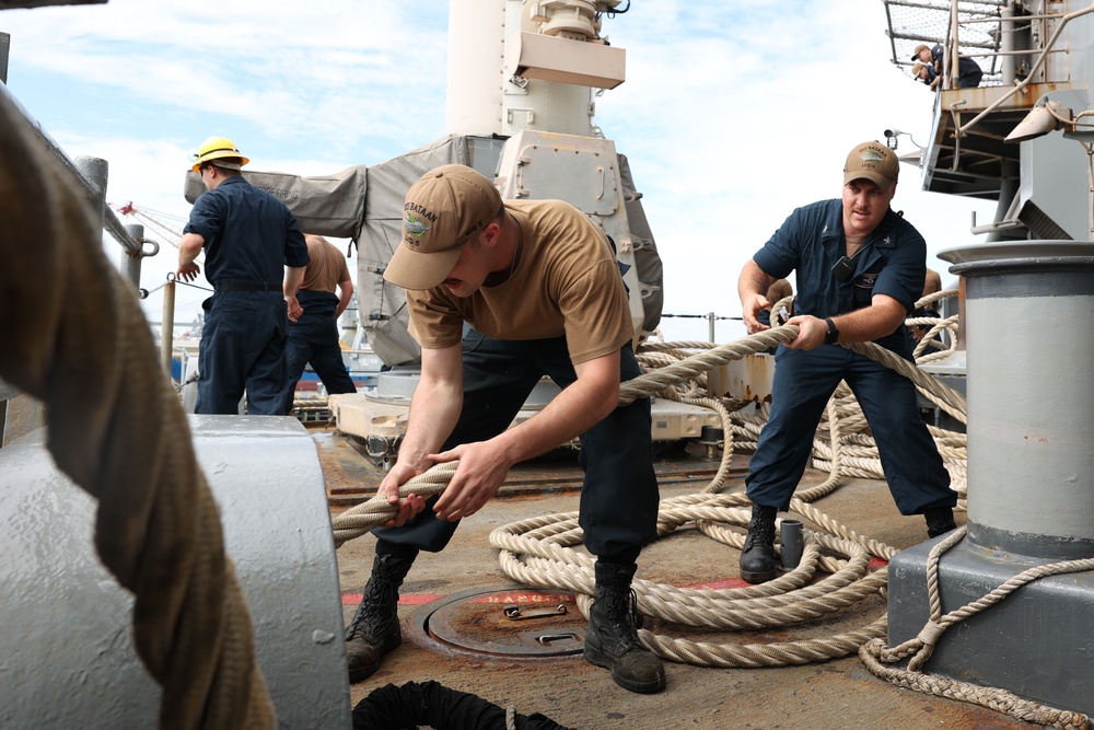 Bataan Sailors heave in mooring lines