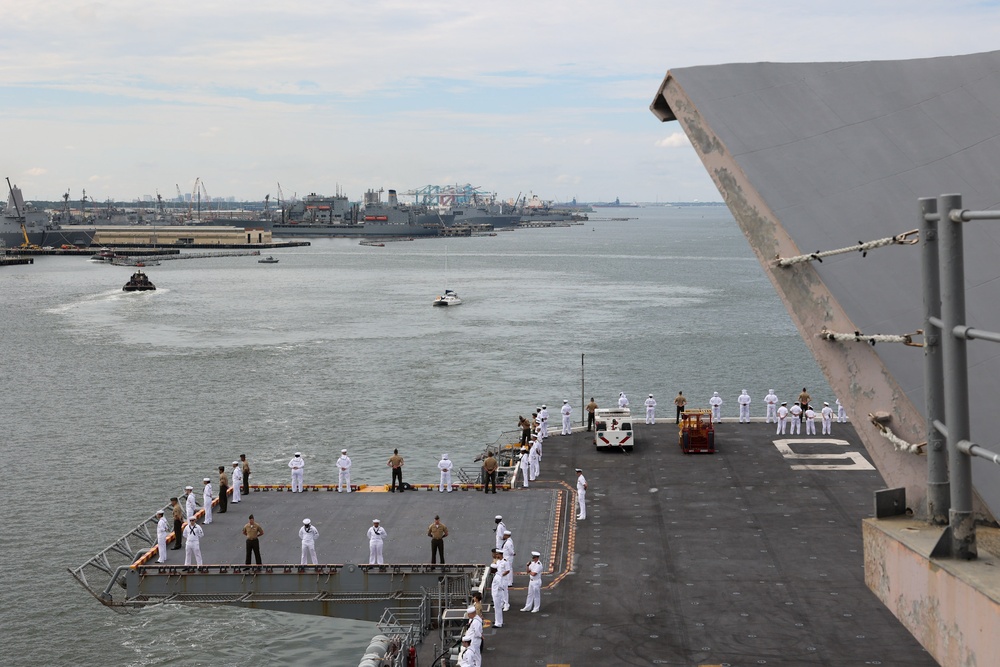 Bataan Sailors heave in mooring lines