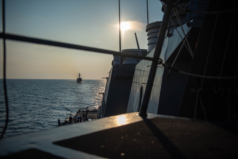 USS Laboon (DDG 58) Integrates with EODMU 6 During COMPTUEX