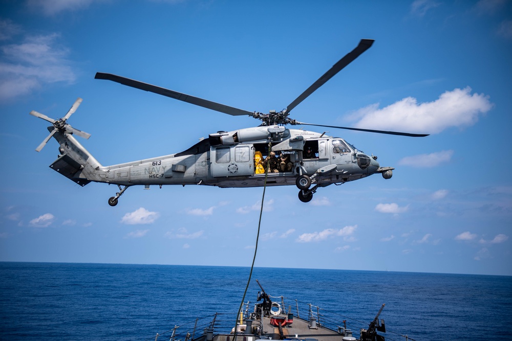 USS Laboon (DDG 58) Integrates with EODMU 6 During COMPTUEX