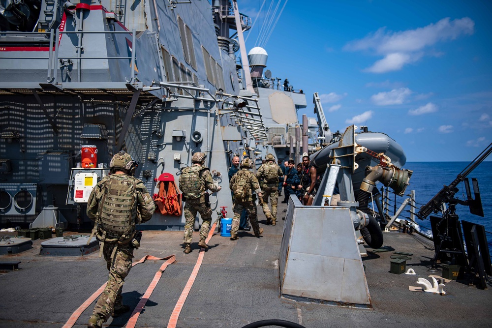 USS Laboon (DDG 58) Integrates with EODMU 6 During COMPTUEX