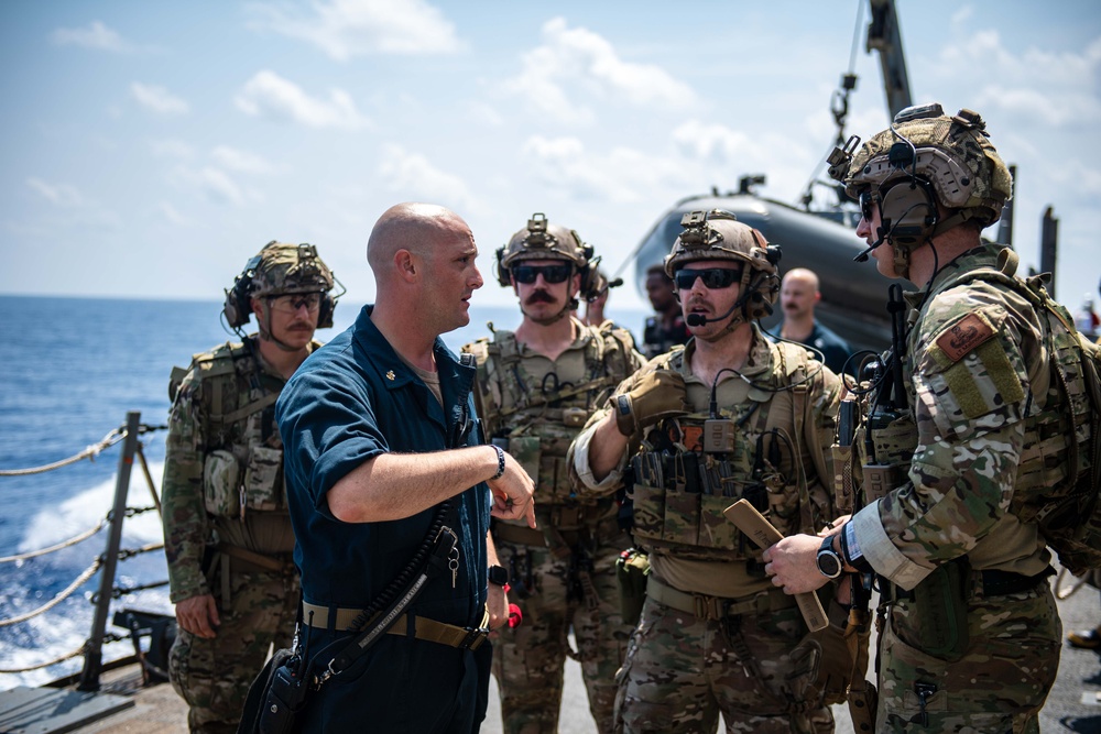 USS Laboon (DDG 58) Integrates with EODMU 6 During COMPTUEX