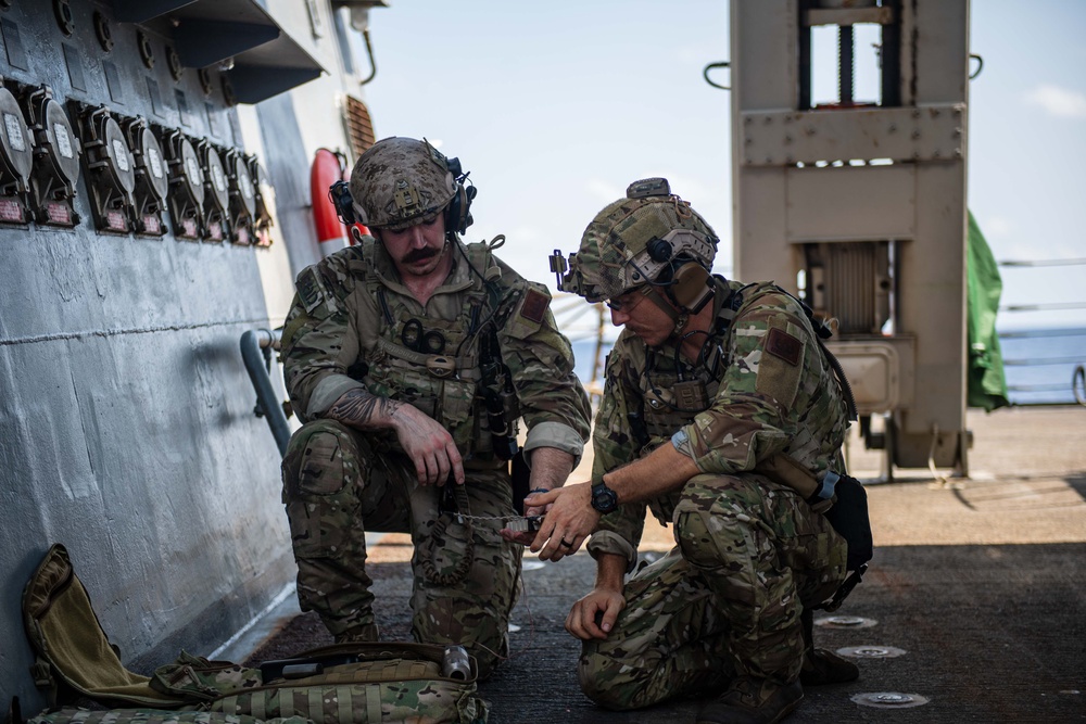 USS Laboon (DDG 58) Integrates with EODMU 6 During COMPTUEX