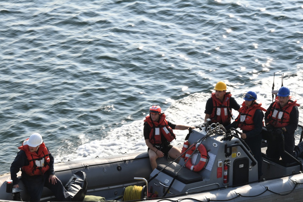 USS Mason (DDG 87) Participates in Small Boat Training During COMPTUEX