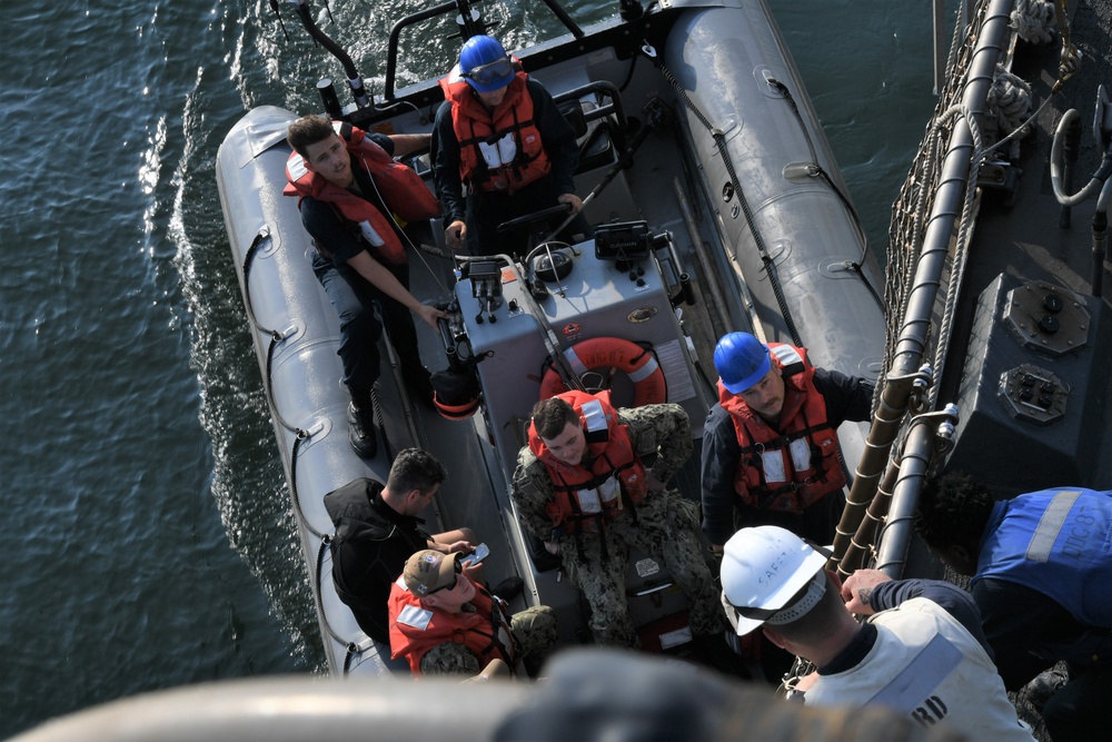 USS Mason (DDG 87) Participates in Small Boat Training During COMPTUEX