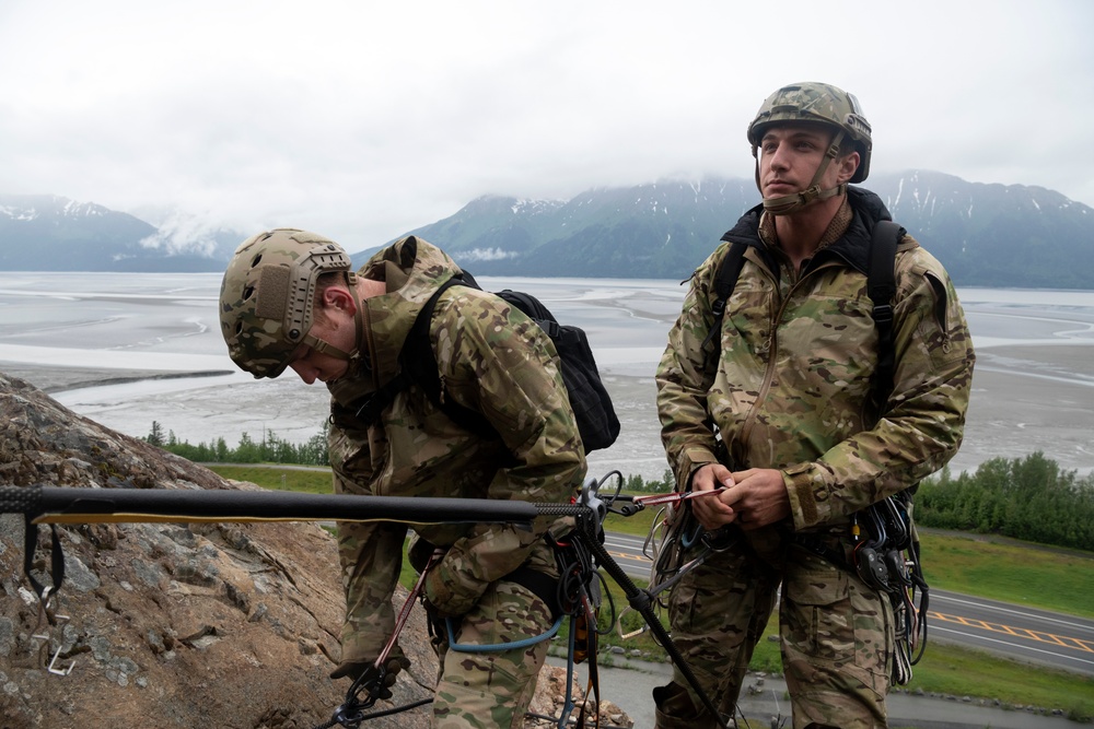 3rd ASOS special warfare Airmen hone mountaineering skills in Alaska
