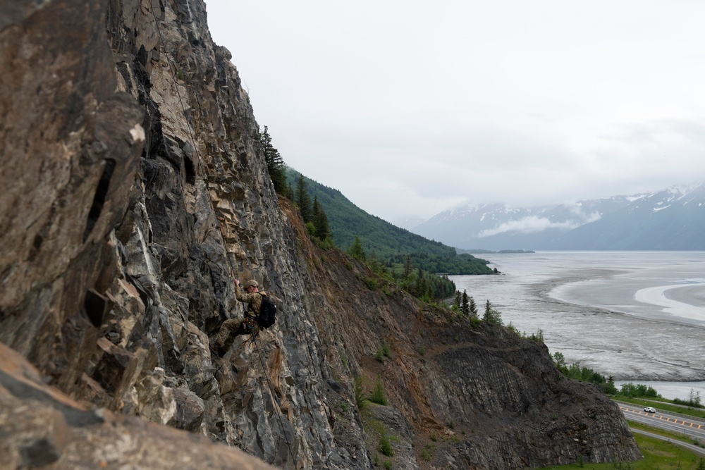 3rd ASOS special warfare Airmen hone mountaineering skills in Alaska