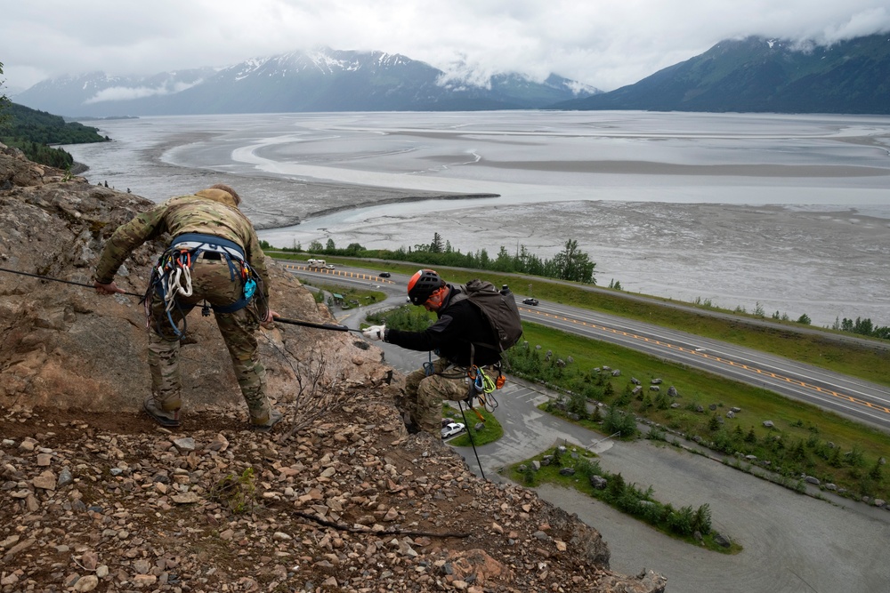 3rd ASOS special warfare Airmen hone mountaineering skills in Alaska