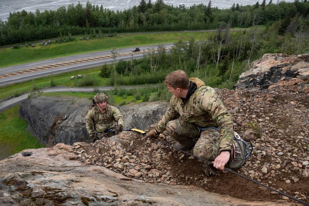 3rd ASOS special warfare Airmen hone mountaineering skills in Alaska