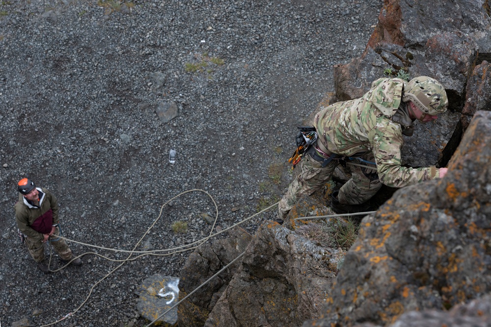 3rd ASOS special warfare Airmen hone mountaineering skills in Alaska