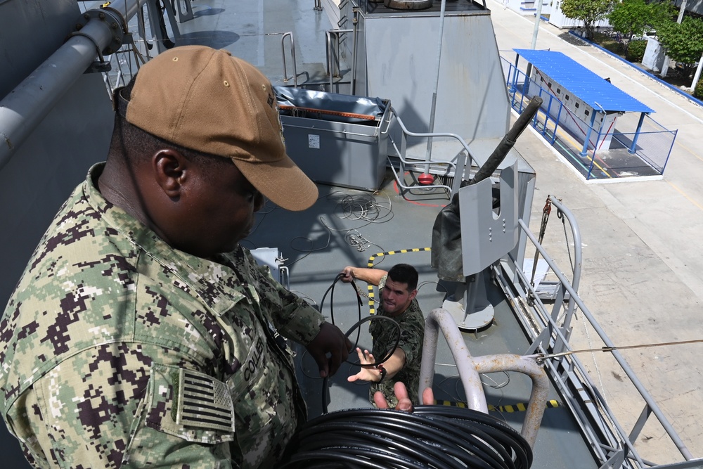 U.S. Navy Sailors Work With Colombian Sailors