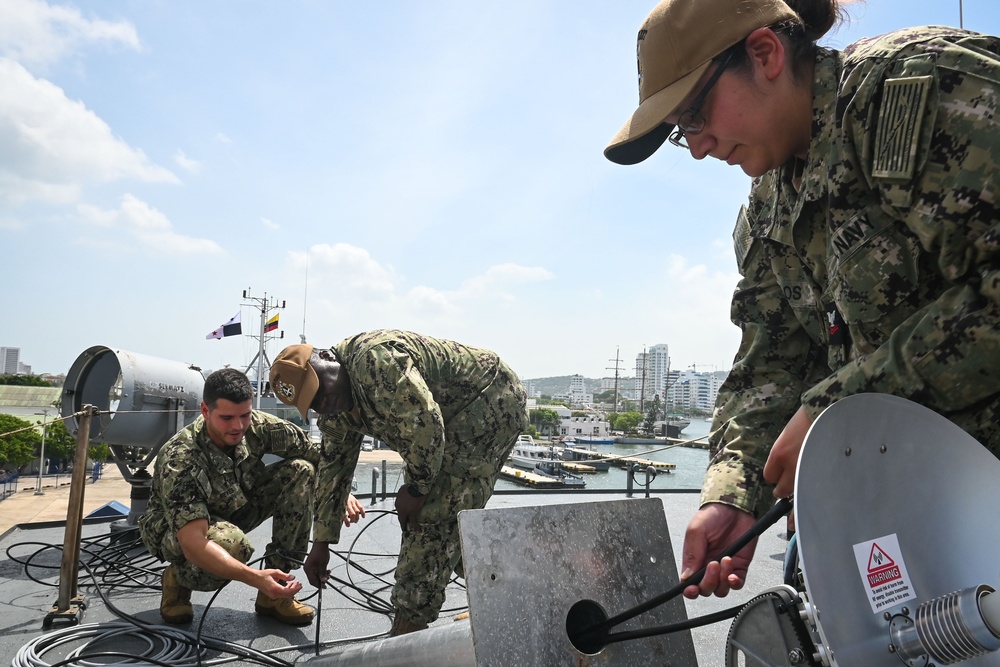 U.S. Sailors Work With Colombian Sailors