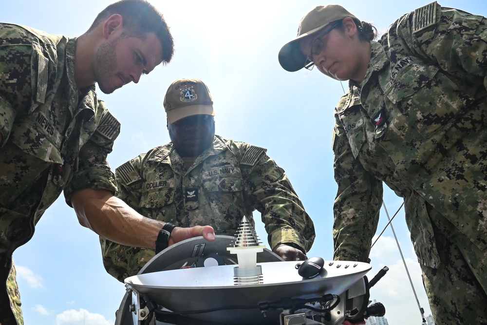 U.S. Sailors Work With Colombian Sailors