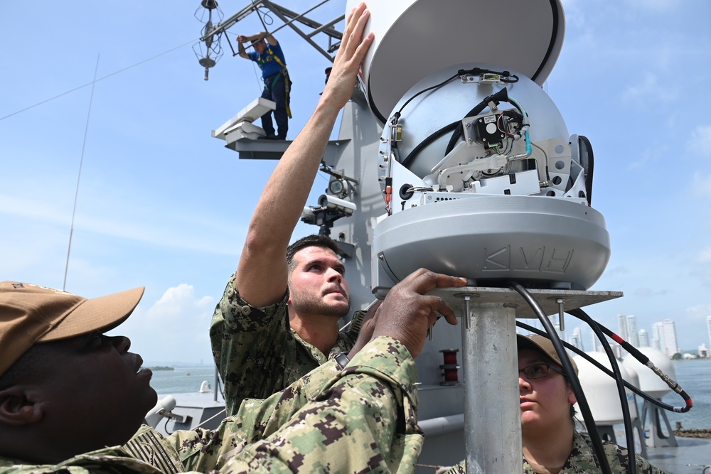 U.S. Sailors Work With Colombian Sailors