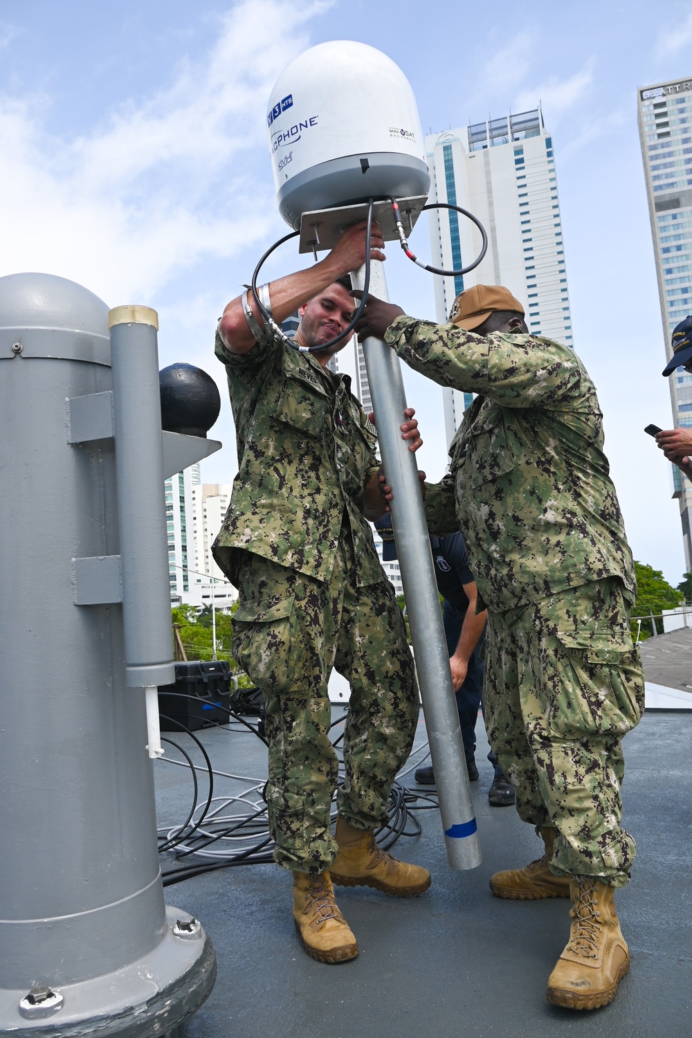 U.S. Sailors Work With Colombian Sailors