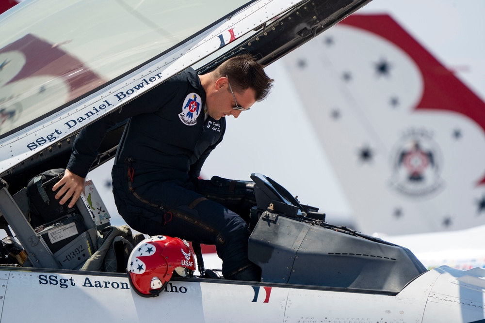 Thunderbirds perform at National Cherry Festival