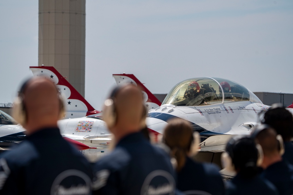 Thunderbirds perform at National Cherry Festival