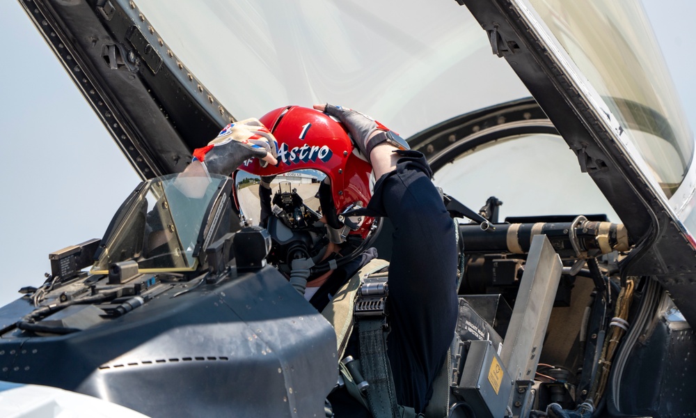 Thunderbirds perform at National Cherry Festival