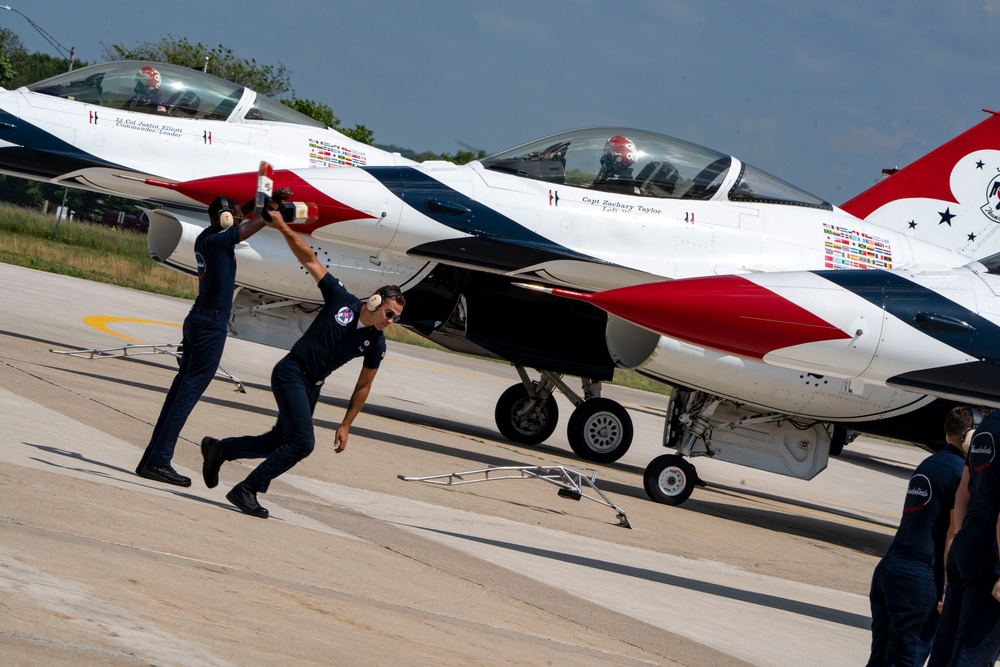 Thunderbirds perform at National Cherry Festival