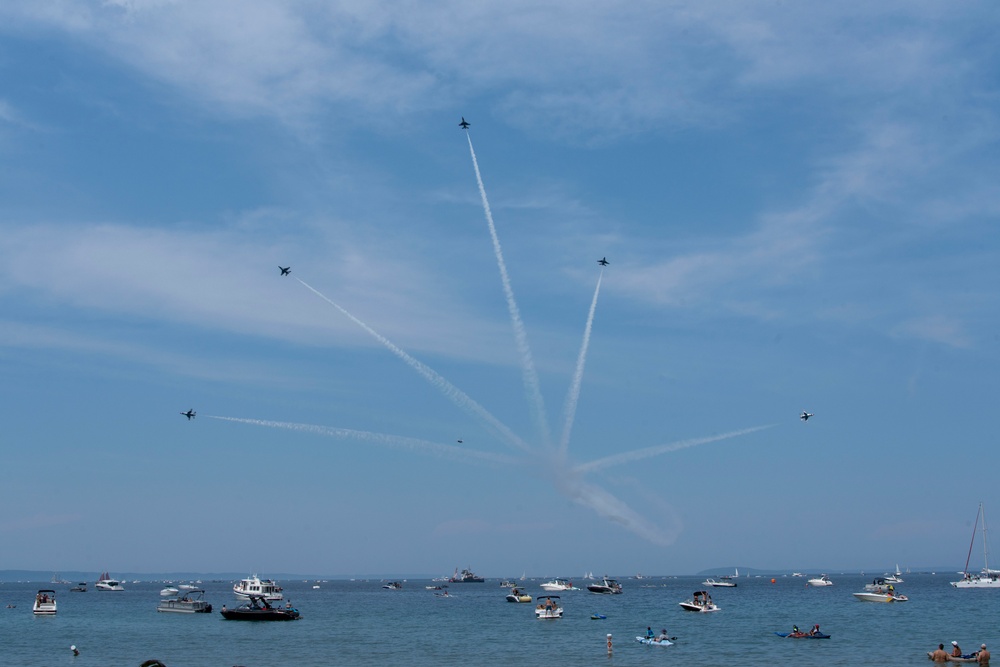 Thunderbirds perform at National Cherry Festival